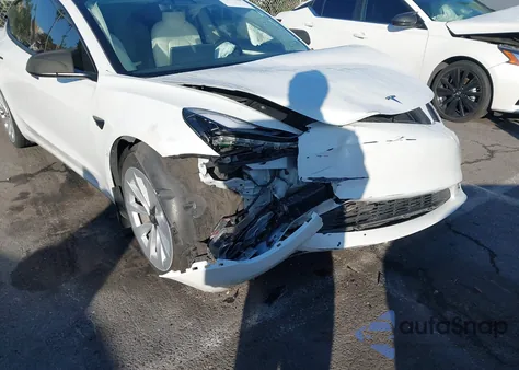 2022 Tesla Model 3 Long Range Dual Motor All-Wheel Drive z USA, uszkodzony, nr VIN 5YJ3E1EB9NF137185